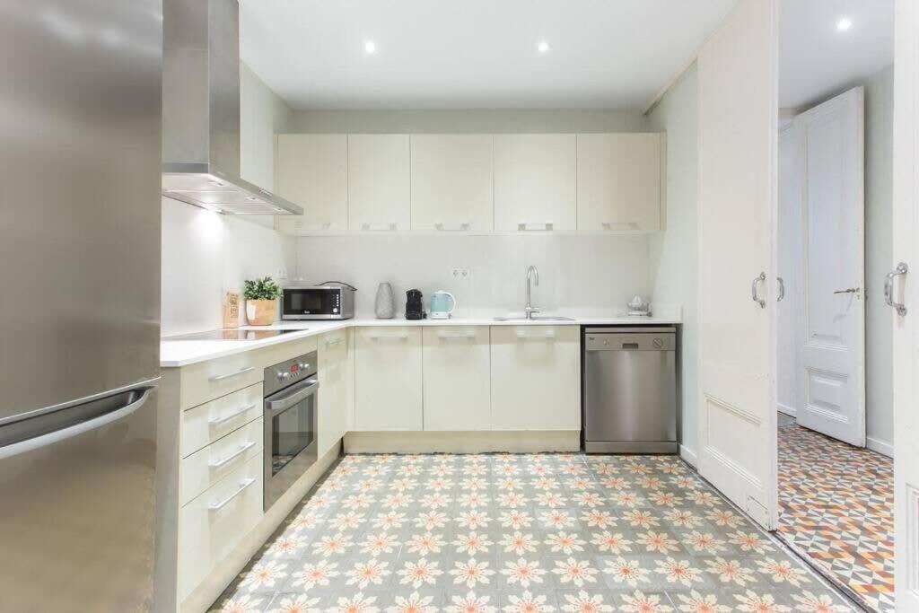4Bedroom Apart With Balcony In Las Ramblas 3-2 Barcelona Eksteriør billede