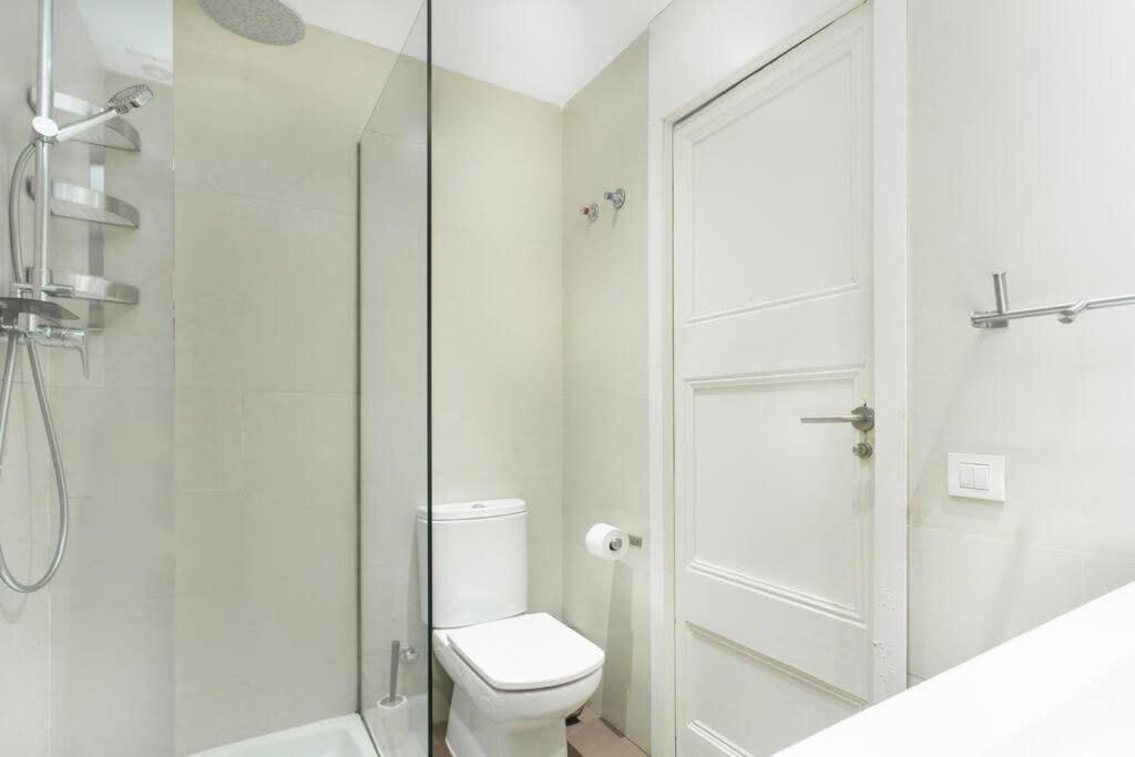 4Bedroom Apart With Balcony In Las Ramblas 3-2 Barcelona Eksteriør billede