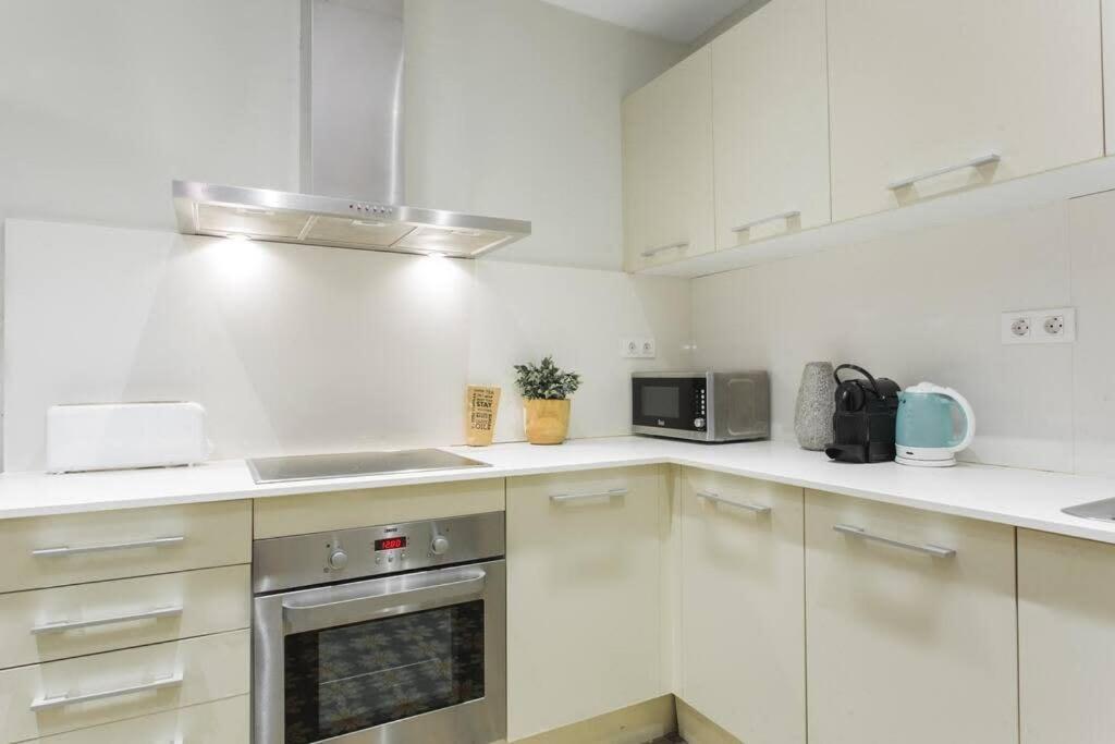 4Bedroom Apart With Balcony In Las Ramblas 3-2 Barcelona Eksteriør billede